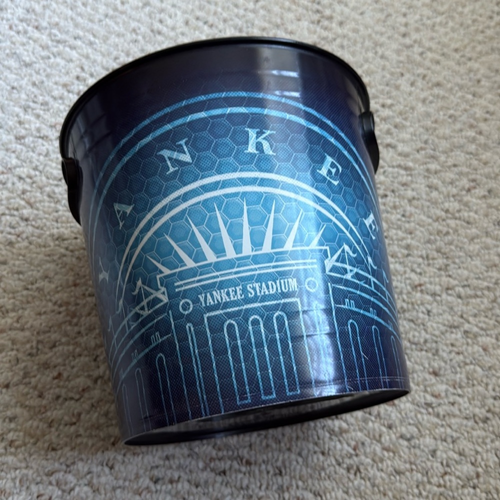 New York ny yankees popcorn ice bucket. New. Used once baseball rare Jeter